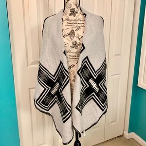 🎉HP!🎉Old Navy Black and White Aztec wrap